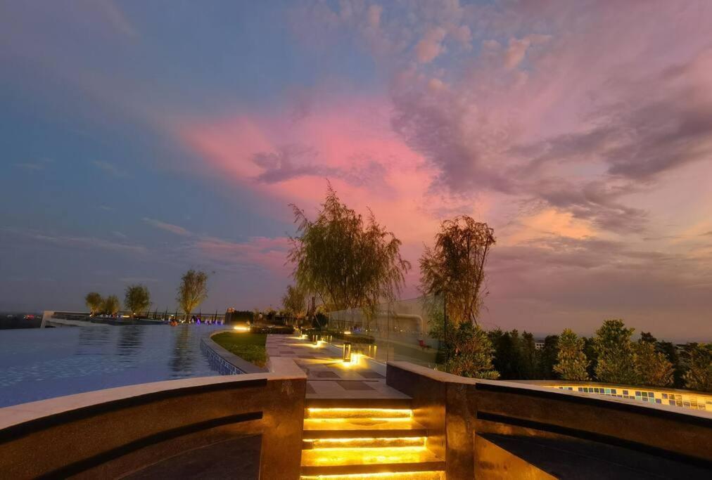 Modern Style Room With Sky Pool 古城边天际泳池公寓 شيانغ ماي المظهر الخارجي الصورة
